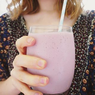 C'est ma période milkshake avec des framboises surgelées, je pourrais manger que ça 😆🌸🌹
#vegan #milkshake #framboise #banane #raspberry #veganfoodshare #vegansofig #crueltyfree #animalrights #veggie #veganfoodporn #banana #yummy #blog #recette #healthyeating #recipe  #healthy #blogging #spring