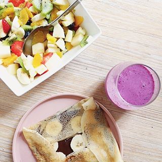 Grooooos p'tit déj 😘😘😘 #vegan #crepes #winter #blog #veganfoodshare #veggie #veganfoodporn #crueltyfree #animalrights #morning #smoothie #fruits #recettes #cooking