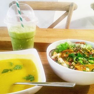 C'est le déjeuner!!!! 😆 Soupe + salade + smoothie chez My petite factory 😍
#vegan #lunch #lunchtime #salad #soup #smoothie #lyon #veganfoodshare #vegansofig #whatveganseat #veganfoodporn #healthyeating #healthy #vegetarien #blog #blogging #crueltyfree #animalrights #sunnyday #delicious #veggie #sunny #vegetarian