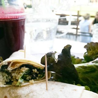 Ce midi on a testé #againstthegrain et c'était vachement bon 😋🌸🌿 #vegan #lunchtime #juice #beetroot #veganfoodshare #crueltyfree #animalrights #recette #blog #veggie #vegetarien #wrap #vegetarian #veganfoodporn #vegansofig #whatveganseat