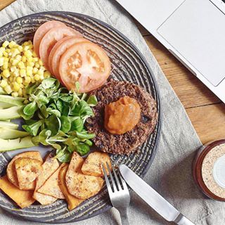 A taaaaable 🐣
Steak de haricots rouges, ketchup maison, patates douces rôties et crudités 😍
#vegan #lunchtime #veganfoodshare #lunch #veganfoodporn