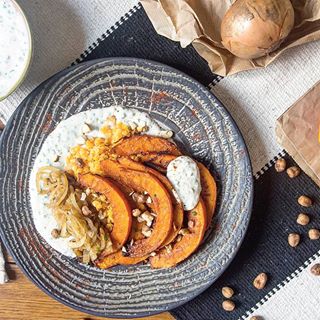 🐥 Tu as vu la dernière recette sur le blog ? C'est du potimarron rôti aux épices avec une crème ciboulette, des p'tites lentilles corail et des oignons caramelisés 😛
#vegan #veganfoodshare #veganfoodporn #veggie