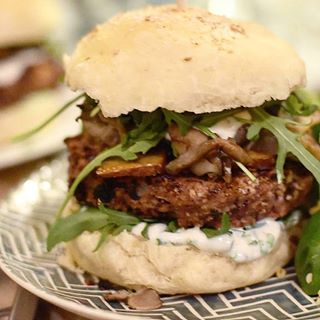 Let's have burgers tonight 😍
#vegan #burger #veganfoodporn #veganburger #veggie #dinnertime